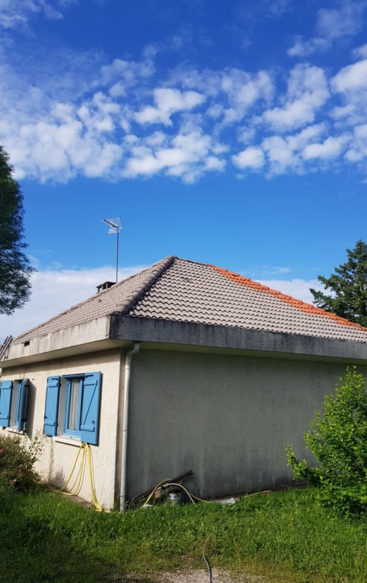 Traitement démoussage et coloration d'un toit de maison à Colomiers