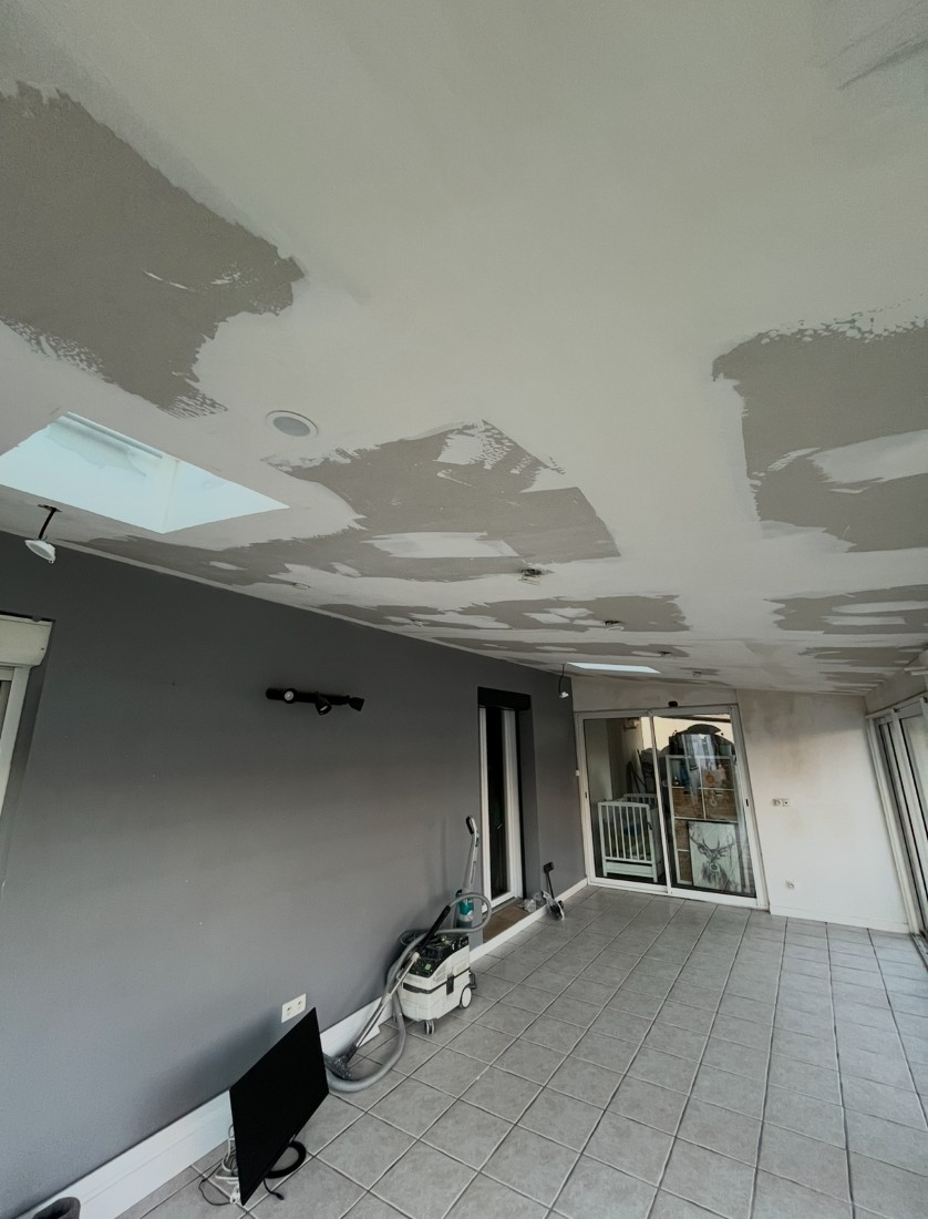 peinture du plafond blanc d'une maison à Colomiers